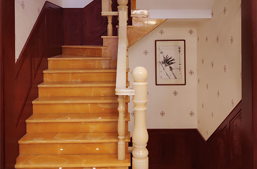 沙河中式别墅室内汉白玉石楼梯的定制安装装饰效果